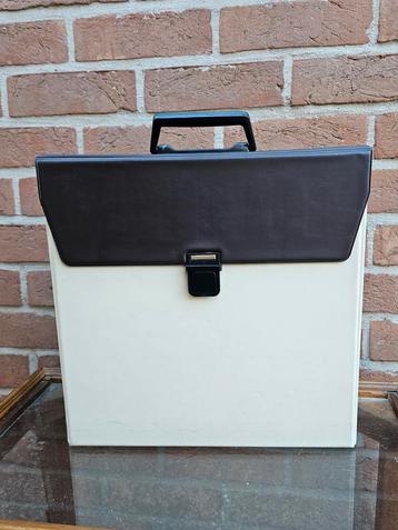 Vintage vinylplatenkoffer beschikbaar voor biedingen