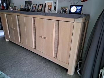 MODERNE EETKAMER: DRESSOIR, TAFEL EN 4 STOELEN beschikbaar voor biedingen