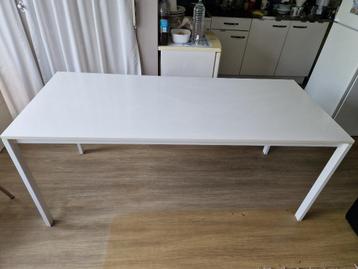 eettafel beschikbaar voor biedingen