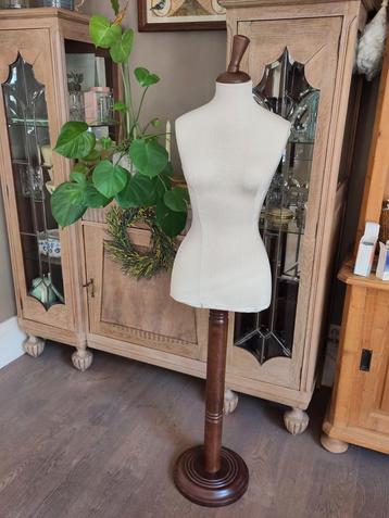 Mooie mannequin/paspop in hout en linnen beschikbaar voor biedingen