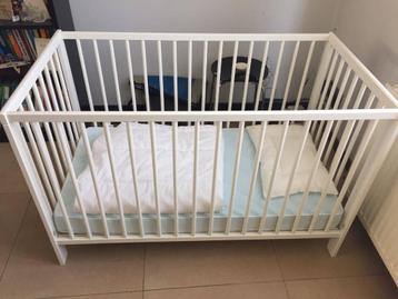 Babybed met matras beschikbaar voor biedingen