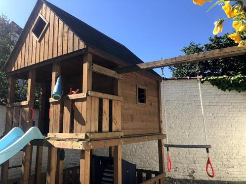 Houten kinderhut met glijbaan, Kinderen en Baby's, Speelgoed | Buiten | Speelhuisjes, Gebruikt, Hout, Ophalen