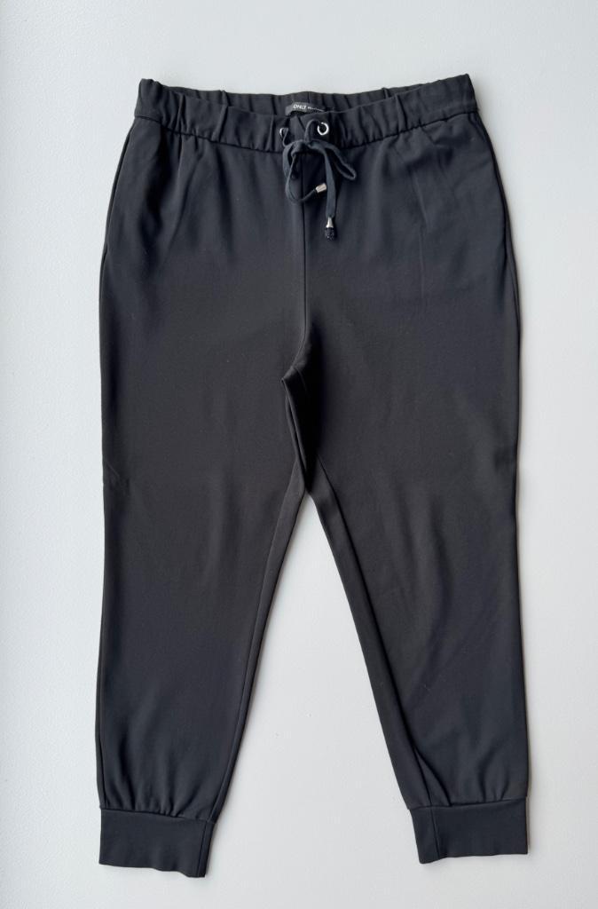 zwarte 'geklede' broek Only, jogging model, maat XL/32, Kleding | Dames, Broeken en Pantalons, Zo goed als nieuw, Maat 46/48 (XL) of groter
