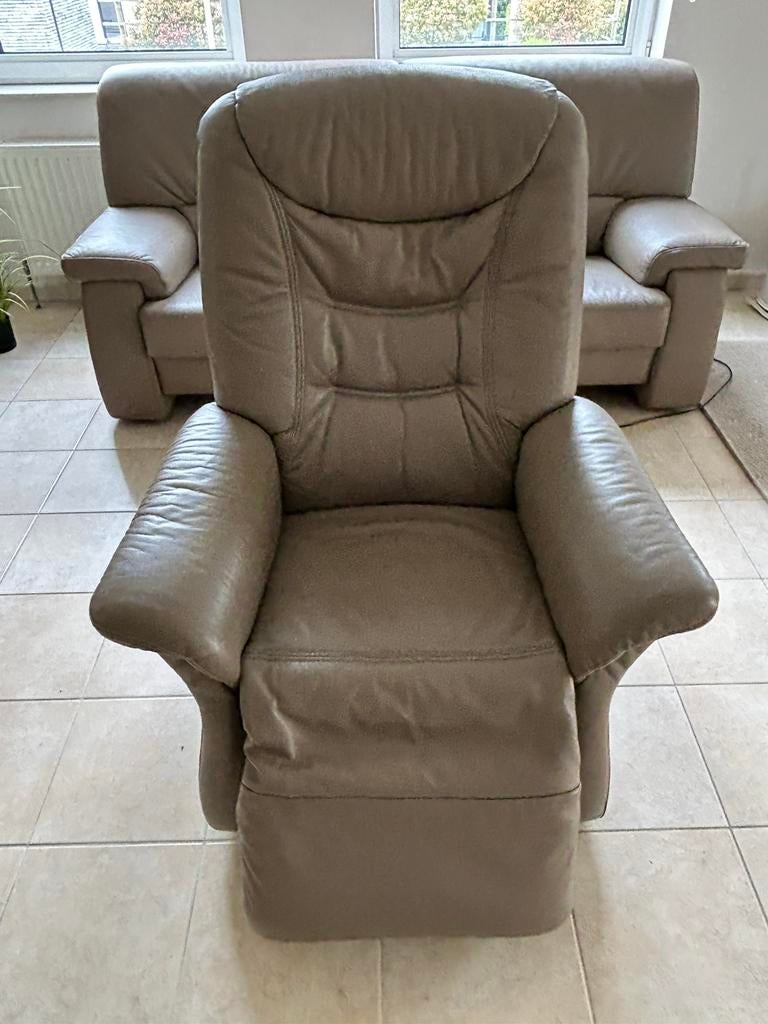 Relax zetel, leder. Elektrisch gelijk nieuw !! Taupe kleur., Huis en Inrichting, Fauteuils, Ophalen, Zo goed als nieuw