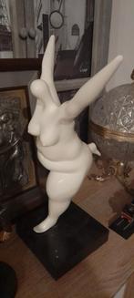 Moderne sculptuur Naakte vrouw gaat er vandoor op een sokkel, Antiek en Kunst, Ophalen of Verzenden