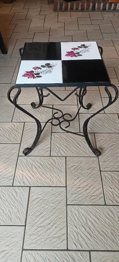 Vintage bijzettafeltje met tegels en metalen onderstel, Huis en Inrichting, Tafels | Bijzettafels, Zo goed als nieuw, Vierkant