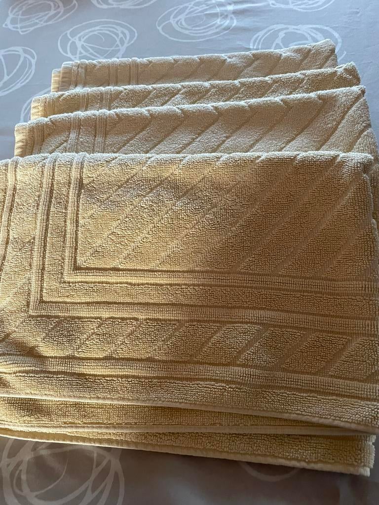 Quatre tapis de bain, Maison & Meubles, Salle de bain | Linge de bain & Accessoires, Enlèvement ou Envoi, Comme neuf