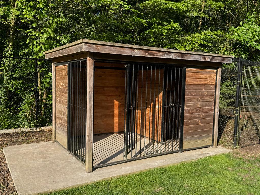 Niche pour chien en bois Douglas, Animaux & Accessoires, Comme neuf, Enlèvement, 100 cm ou plus, Chenil chien