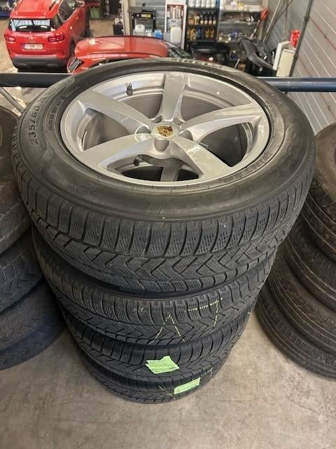Porsche Macan Pirelli Scorpion M+S Winterset 235/60/R18, Auto-onderdelen, Banden en Velgen, Ophalen, 18 inch, Gebruikt, Banden en Velgen