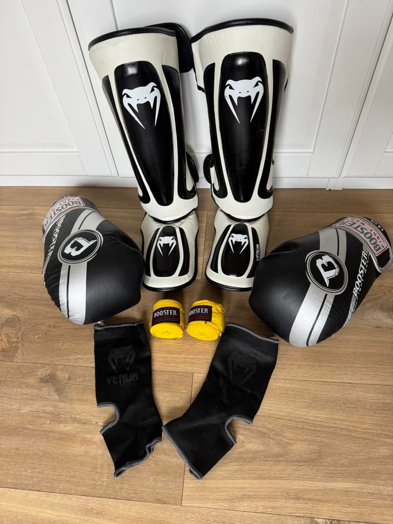 Nieuwstaat volledige set muay Thai/kickbox, Ophalen of Verzenden, Zo goed als nieuw, Bokshandschoenen