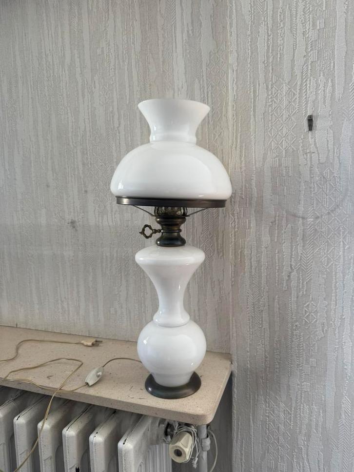 LAMPE VINTAGE EN OPALINE BLANCHE – STYLE ANCIEN, Maison & Meubles, Lampes | Lampes de table, Comme neuf, Verre, Enlèvement