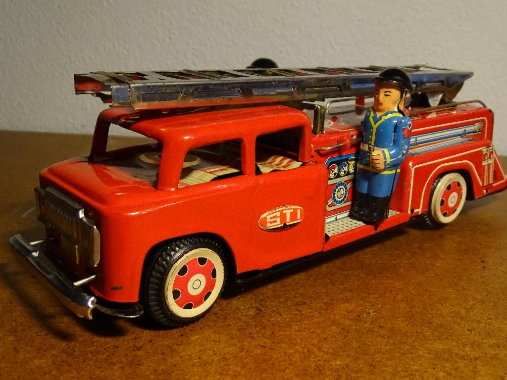 blikken brandweerwagen met frictie MF 718, Antiek en Kunst, Ophalen of Verzenden