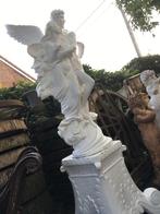 Groot gietijzeren tuinbeeld op sokkel, Enlèvement, Comme neuf