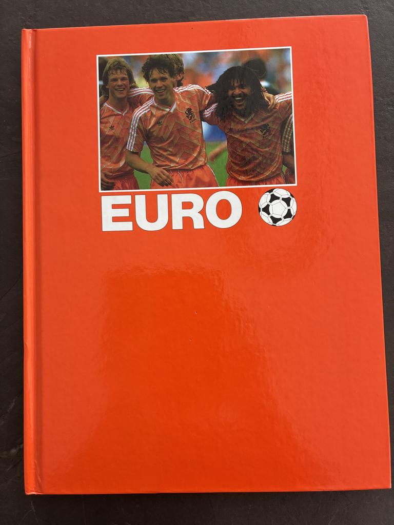 Boek Euro Cup 1988, Verzamelen, Ophalen, Nieuw