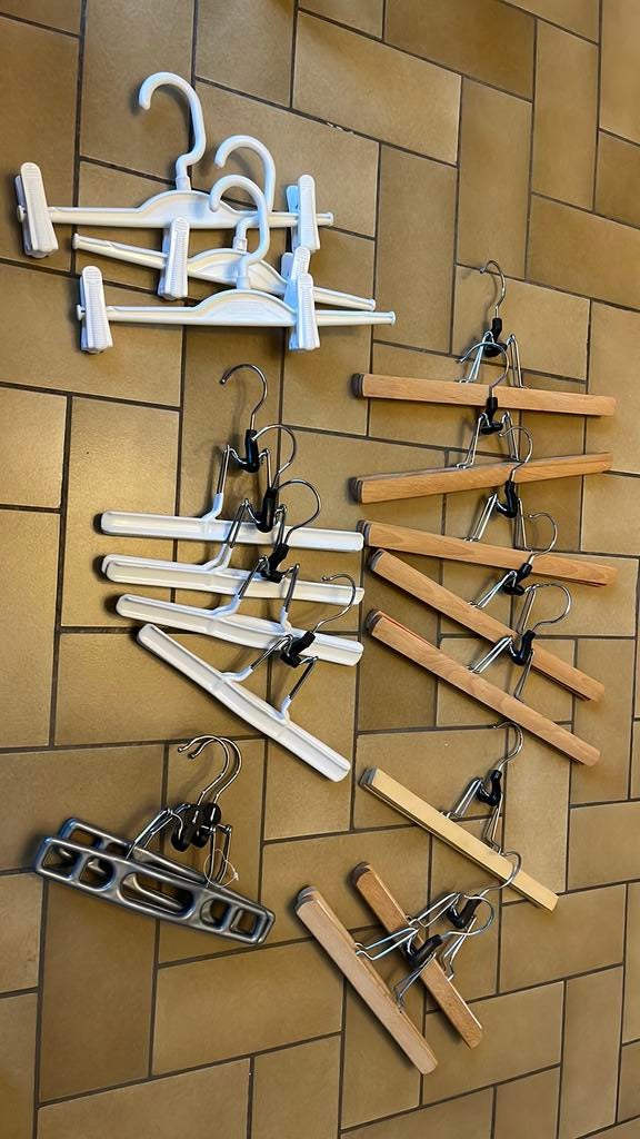 Lot de 17 cintres pantalon, Enlèvement, Utilisé, Bois, Adultes