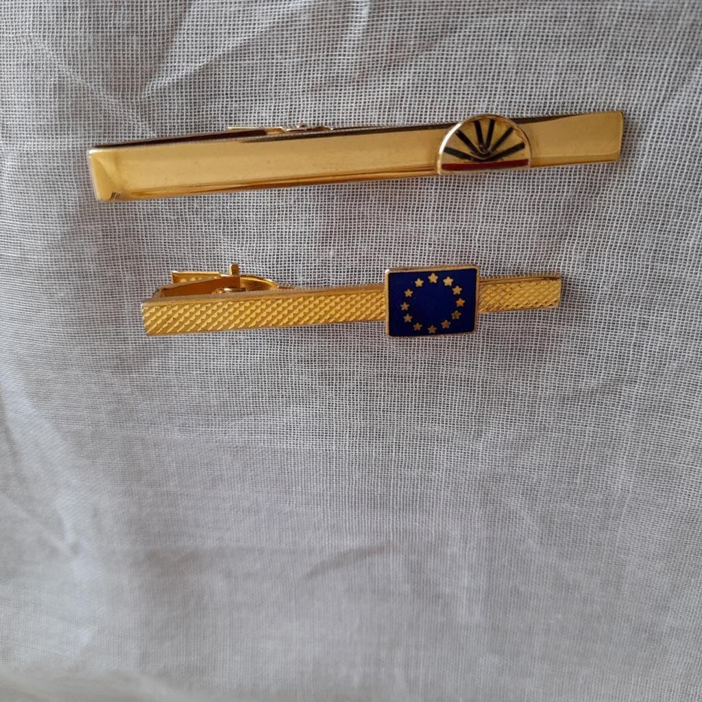 2 vergulde dasspelden   . (lot), Kleding | Heren, Stropdassen, Rood, Ophalen of Verzenden