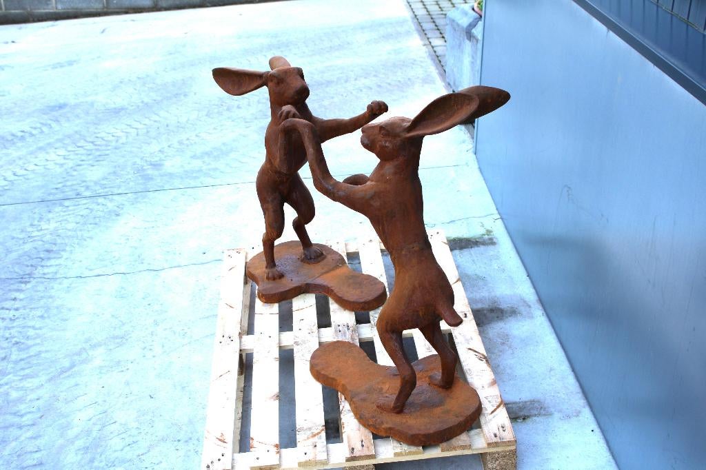 statue d un combat de lièvres en fonte rouillé, Jardin & Terrasse, Statues de jardin, Neuf, Animal, Métal, Enlèvement