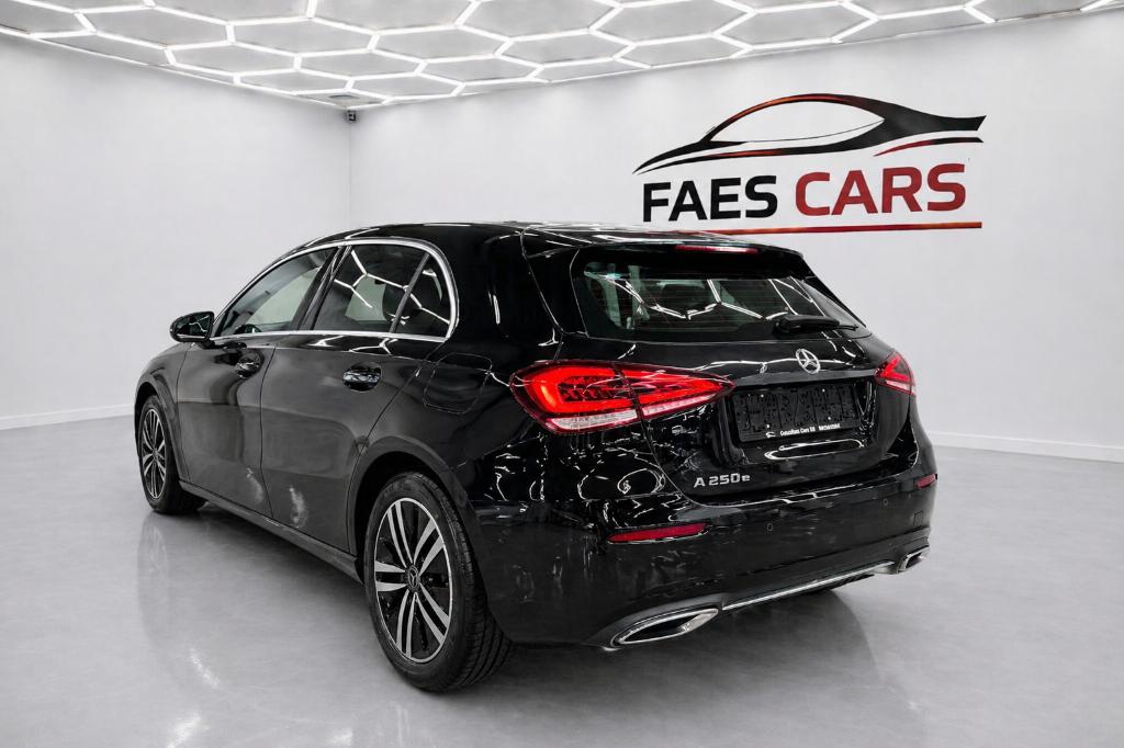 Mercedes A250E Business solution PHEV, Auto's, Euro 6, 4 cilinders, Zwart, Leder