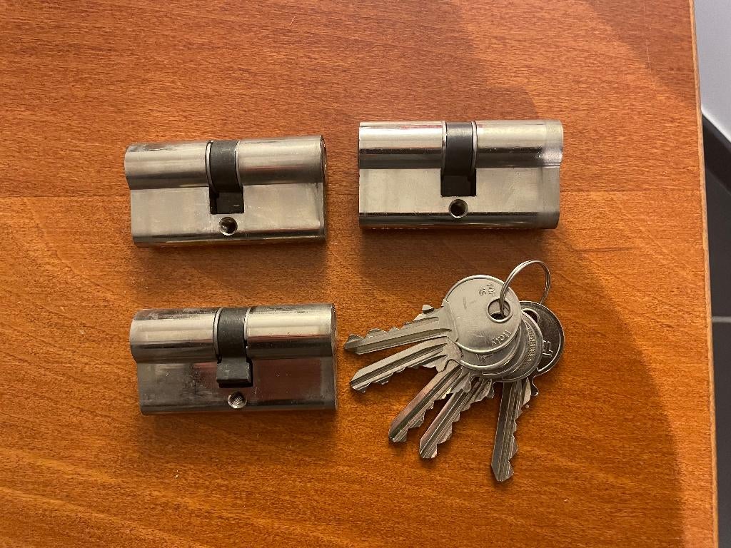 3 gelijksluitende cilinders cilinderslot, Doe-het-zelf en Bouw, Hang- en Sluitwerk, Ophalen of Verzenden, Zo goed als nieuw, Slot