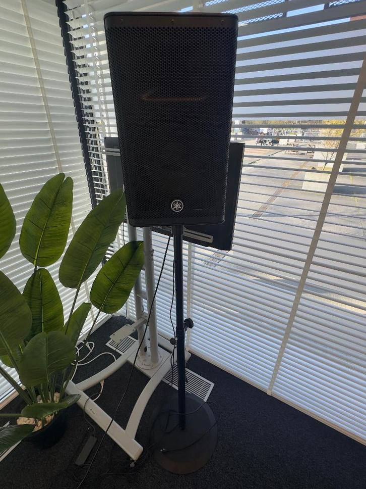 Yamaha DXR10 MKII speaker + König & Meyer speaker stand, Audio, Tv en Foto, Luidsprekerboxen, Zo goed als nieuw, 120 watt of meer