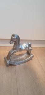 Statue de cheval à bascule, Enlèvement