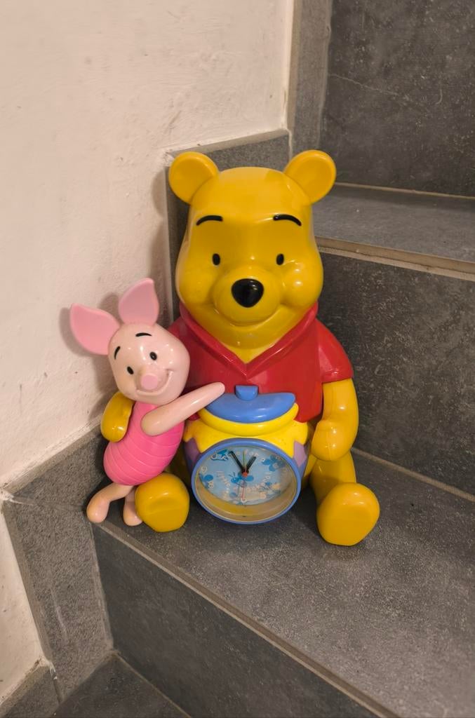 Figurine Winnie l'ourson
: elle fait tirelire et horloge, Collections, Tirelires, Enlèvement