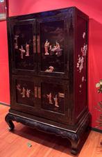 zwart gelakte Chinese kast met vier deuren. Figuren in het d, Ophalen