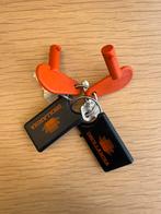 2 sleutels laadbrug en 2 sleutelhangers DHOLLANDIA, Ophalen, Zo goed als nieuw