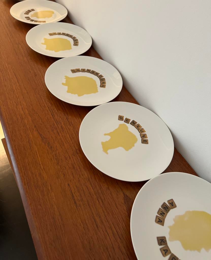 Assiettes célébrités par Philippe Katerine x Le Bon Marché, Maison & Meubles, Enlèvement, Comme neuf, Assiette