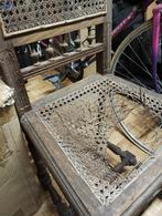 Antieke stoel met beschadigd vlechtwerk., Ophalen, Gebruikt, Hout