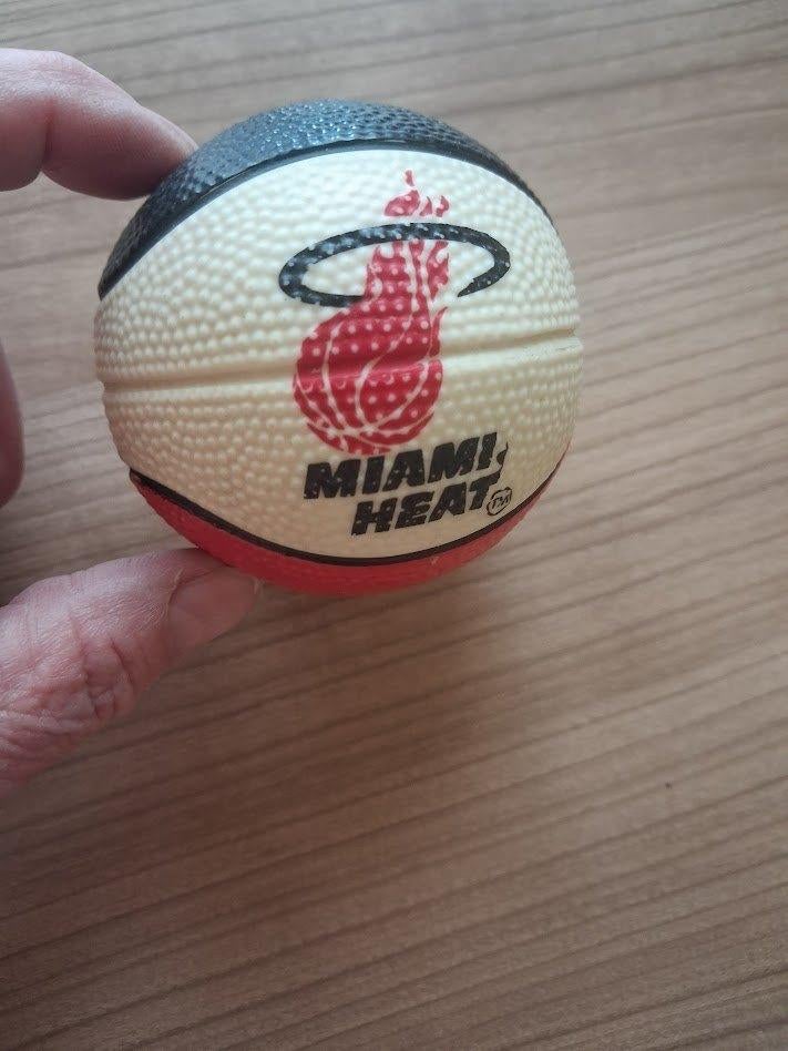 Miami Heat kleine basketball van Spalding., Verzamelen, Sportartikelen en Voetbal, Ophalen of Verzenden, Zo goed als nieuw, Overige typen