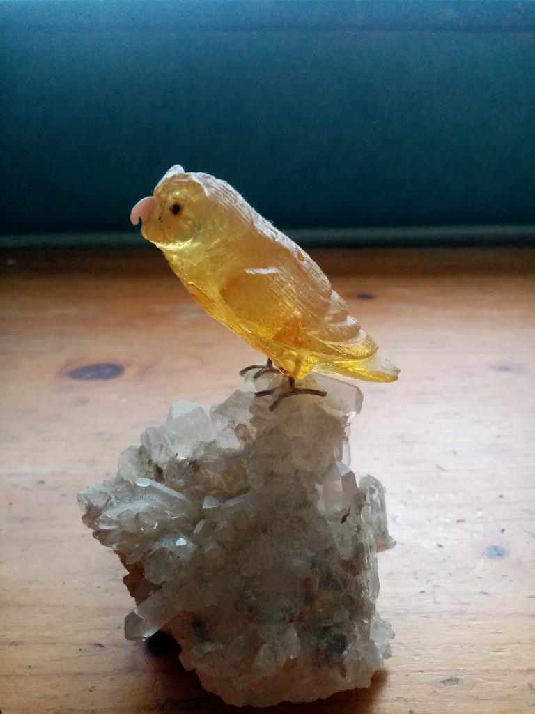 Uil van barnsteen op bergkristal zeldzaam, Antiek en Kunst, Natuurlijk materiaal, Ophalen of Verzenden, Handgemaakt, 20 - 50 cm