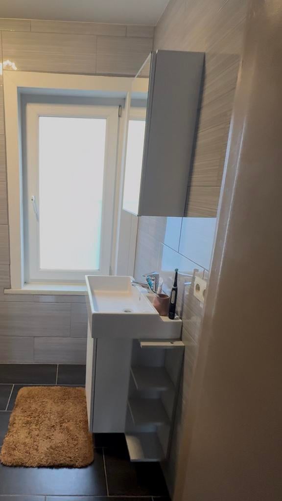 Gratis! Badkamer meubels, lavabo+kraan + onderkast + spiegel, Ophalen, Spiegelkast