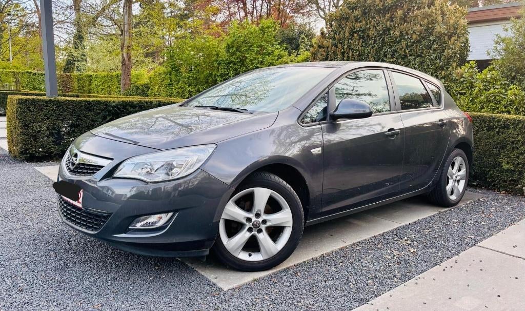 Opel Astra 1.4i Enjoy (2012) - Weinig kilometers, Autos, Argent ou Gris, Achat, 129 g/km, Boîte manuelle