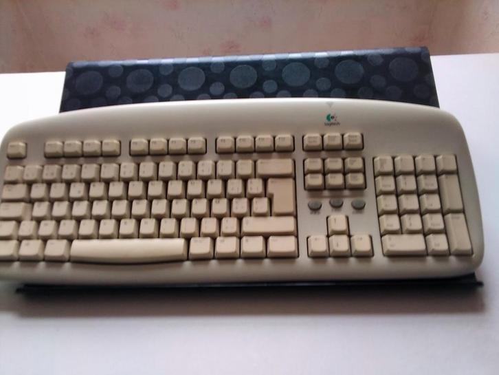 CLAVIER LOGITECH AZERTY AVEC FIXATION SURÉLEVÉE, Informatique & Logiciels, Claviers, Azerty, Sans fil, Enlèvement