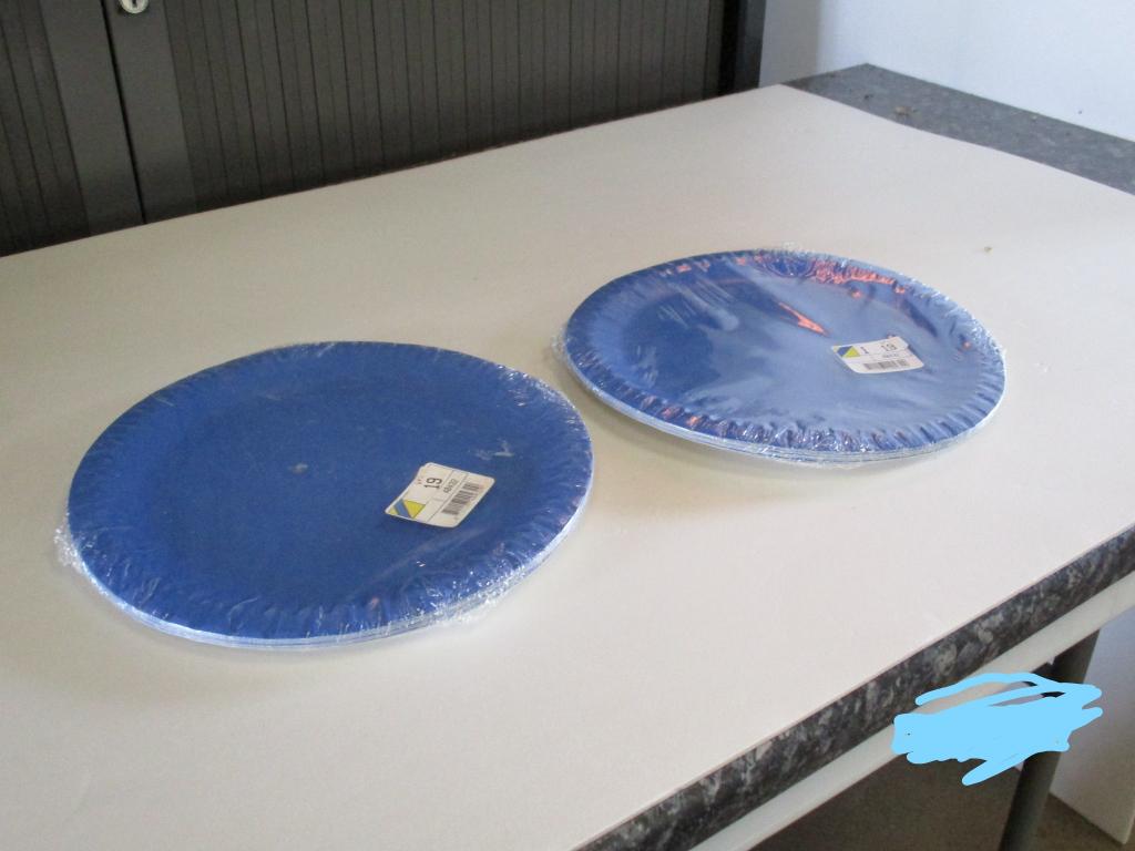 2 pakjes kartonnen borden blauw, Maison & Meubles, Cuisine | Vaisselle, Enlèvement ou Envoi, Neuf, Assiettes(s)