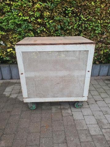 Oude metalen werkbank werktafel  beschikbaar voor biedingen