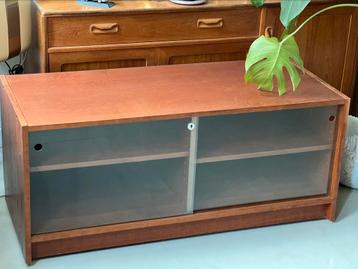 Vintage tv-dressoir uit de jaren 60 beschikbaar voor biedingen
