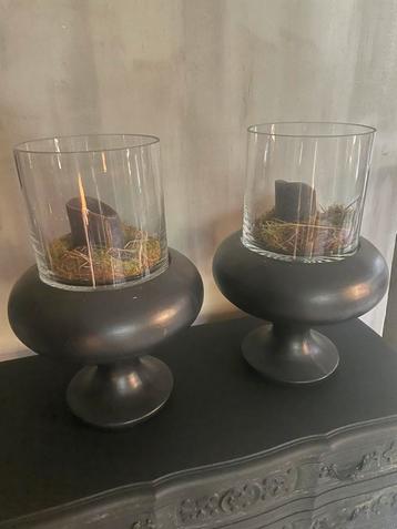 Stenen kandelaars met glazen windlichten beschikbaar voor biedingen