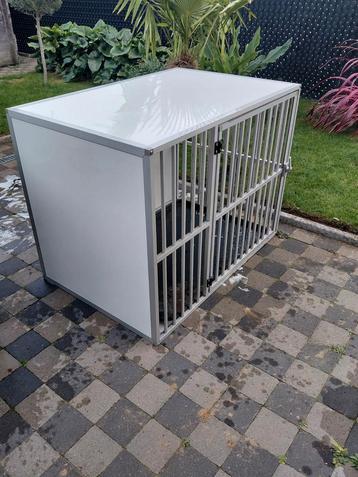 Grote hondenbench voor grote honden beschikbaar voor biedingen
