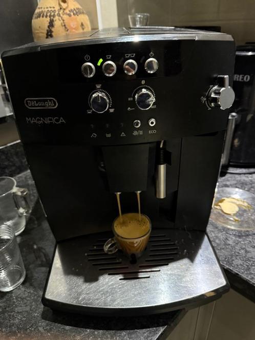 De’Longhi Magnifica – Volautomatische espressomachine, Elektronische apparatuur, Koffiezetapparaten, Zo goed als nieuw, Gemalen koffie