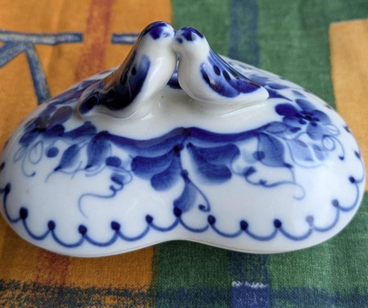 Porseleinen doosje in hartvorm met vogeltjes Gzhel stijl, Antiek en Kunst, Curiosa en Brocante, Ophalen of Verzenden