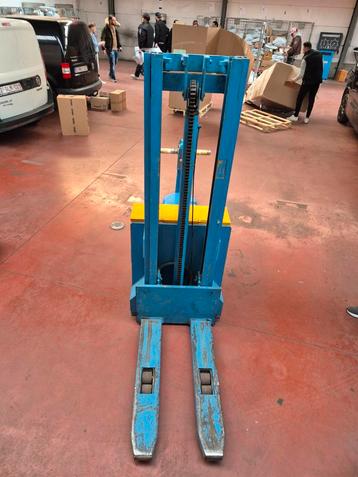 Elektrische stapelar werkt nog heel goed geen oplader beschikbaar voor biedingen