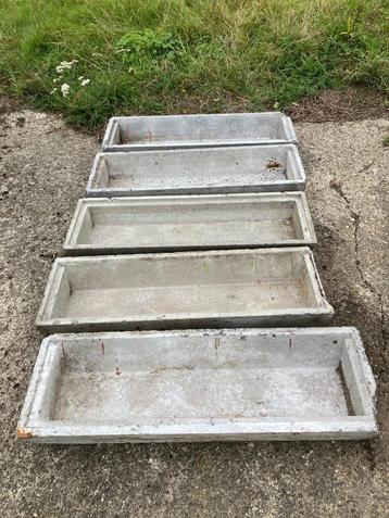 betonnen voederbak/eetbak (7 stuks) per stuk te koop beschikbaar voor biedingen