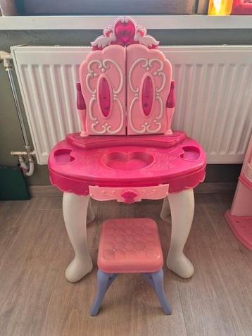 Speelgoed kaptafel / verzorgingstafel beschikbaar voor biedingen