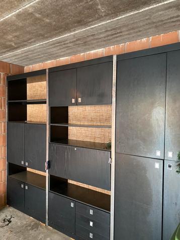 Mooie zwarte muur kast  beschikbaar voor biedingen