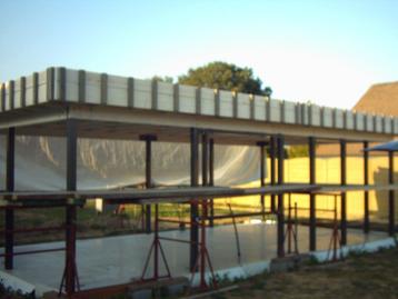 Tuin constructie met stalen palen en houtwerk 9 lm x 4,50 lm beschikbaar voor biedingen