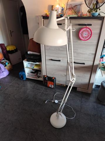 Staande bureaulamp beschikbaar voor biedingen