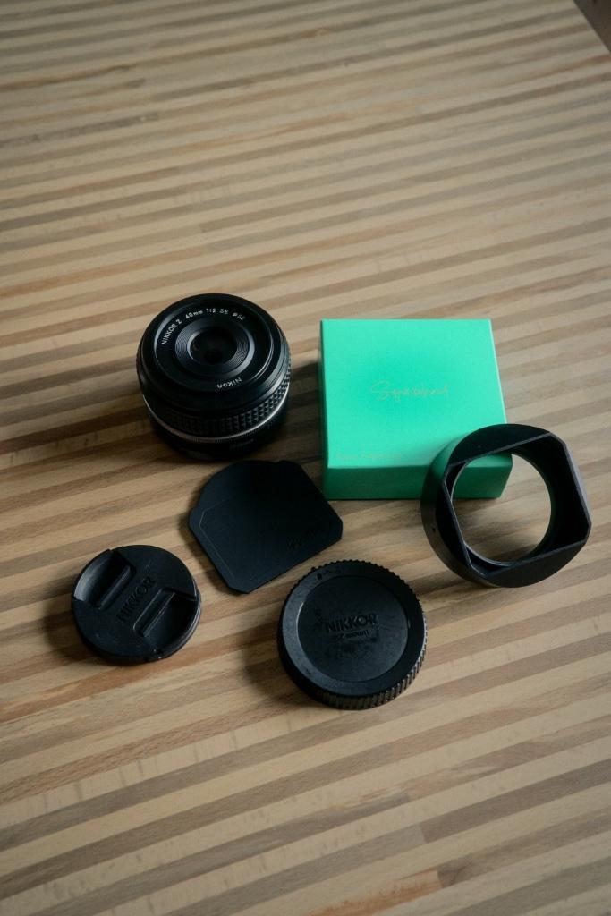 Nikkor Z 40mm f2 SE + vierkante kap, Audio, Tv en Foto, Foto | Lenzen en Objectieven, Zo goed als nieuw, Standaardlens, Ophalen of Verzenden