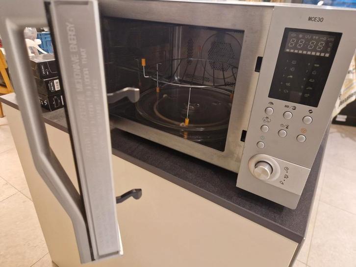 Four à micro-ondes/four combiné puissant, Electroménager, Micro-ondes, Comme neuf, Autoportant, 45 à 60 cm, Croustillant, Gril